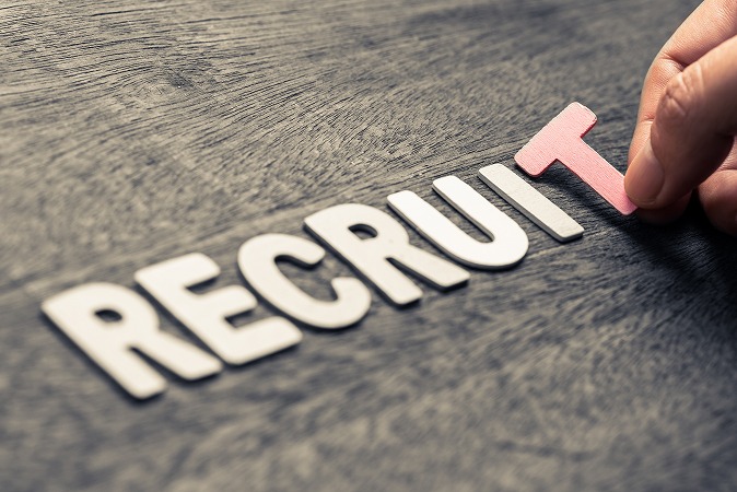 RECRUITのTが赤色